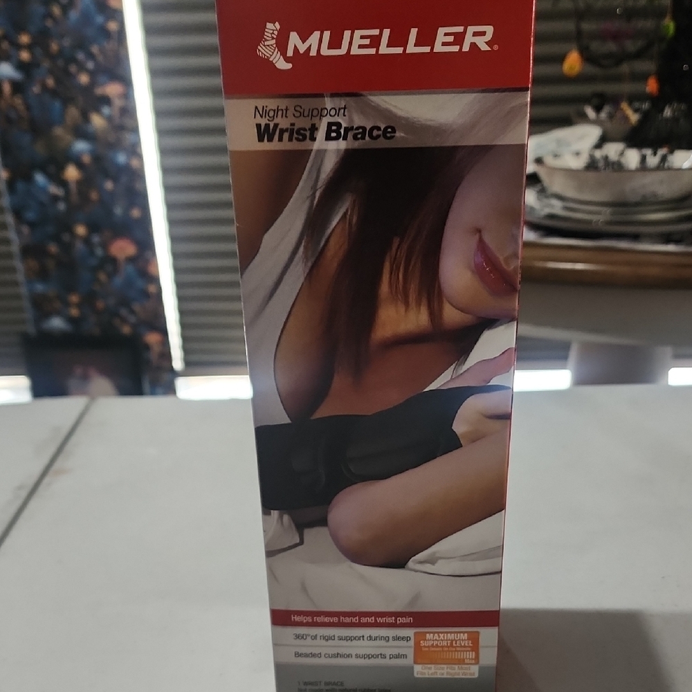 Mueller Black Night Support Wrist Brace